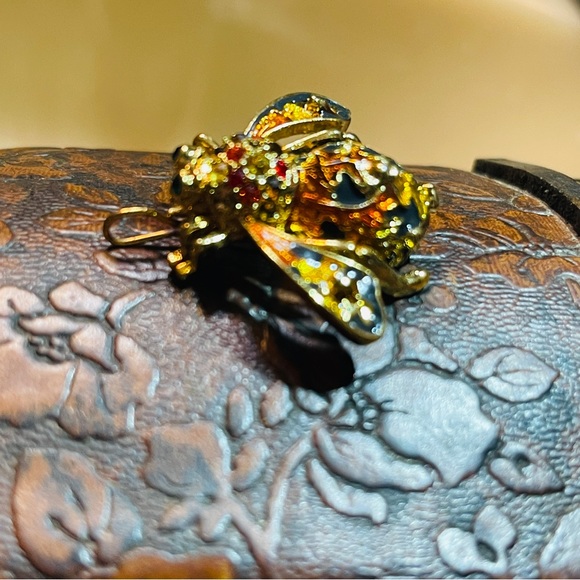 RARE! Joan Rivers “Fall Bee” Signed With Crystals & high quality enamel! - Picture 9 of 16